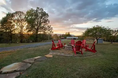 Image de Beautiful Farmhouse North of Broken Bow! 74 private acres-Stocked Pond!