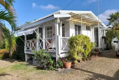Image de Bungalow les hibiscus avec Jacuzzi à 200 mètres de la plage