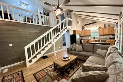 Image de Secluded 3 bed 2 bath home w/ game room & hot tub 5 miles to Dollywood