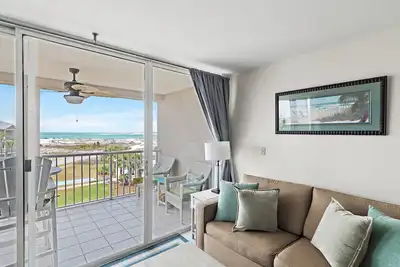 Image de Sunny 2br Gulf-View Condo with Balcony & Beach Access | Magnolia House 302