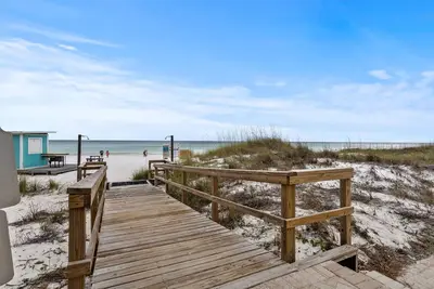 Image de Updated Ground Floor DESTINation With Private Uncrowded Beach & Heated Pool.