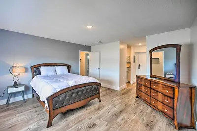 Image de Ideally Located Studio w/ Off-Street Parking!