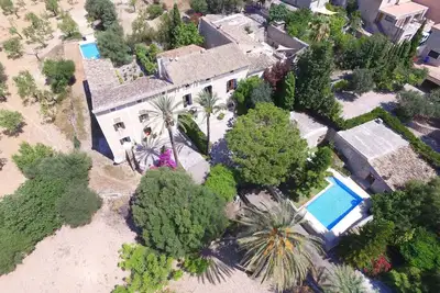 Charming rural house renovated located in the middle of the island.