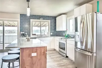 Image de Spectacular Lake Views! Lakefront Oasis- 3br-2ba Sleeps-12