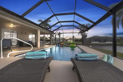 Image de Scenic Waterfront Villa with pool, Spa and dock!