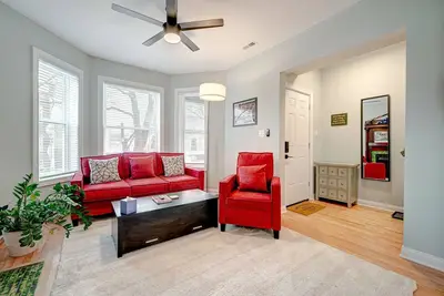 Image de Avondale Condo Near Classic Bars, Eateries, and More! by AllSet Turnover