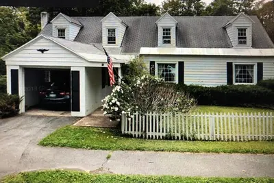 Image de Classic Older Home in Beautiful Clinton New York