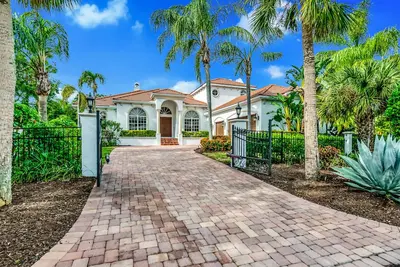 Image de Luxurious Paradise with Tiki Bar and Heated Pool, Just Remodeled!