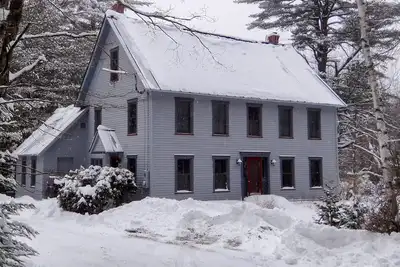 Image de 1865 Vermont Farmhouse with Luxury Updates