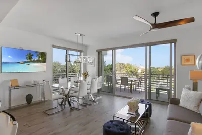 Image de Stylish 2/2 Corner Unit Pool View w/ 2 terraces 4th Floor