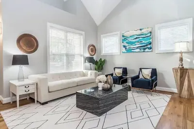 Image de Upscale Raleigh~Pnc Arena~Nc State~EVCharger!