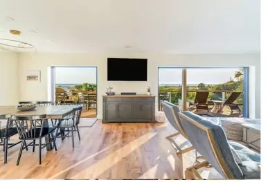 Image de The Blue Door-Luxury 4bd w/Full Gulf views, private beach access&walk to town!