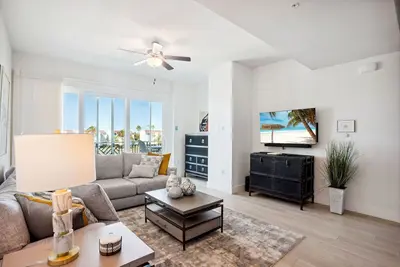 Image de Harbor Condos 305 - Brand new, steps to beach w/pool!