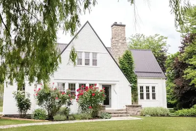 Image de Luxury Farmhouse in Niagara-On-The-Lake: Waterfront & Vineyard Views