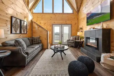 Image de Fam Friendly Cabin w/ Indoor Pool-Hot Tub-X-Box!