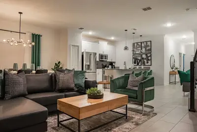 Image de Beautiful 5 bedroom 4 bath pool Townhome 296