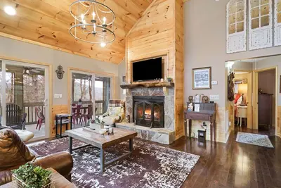 Image de Serene retreat with a hot tub, firepit, washer/dryer & seasonal mountain views