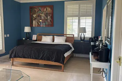 Image de 1 Big Private Bedroom + 1 Private Sunroom + 1 Private bathroom: Nothing shared