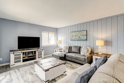 Image de Inviting condo with pool, balcony, beach access & washer/dryer - golf nearby