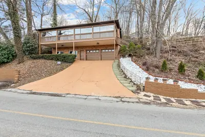 Image de Lake-view apartment with a full kitchen, patio, pool, tennis & basketball access