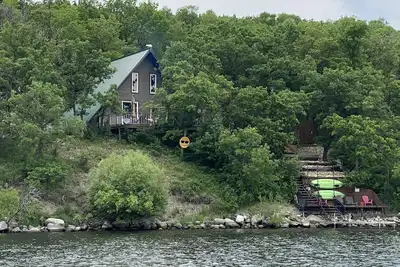 Image de Pelicans Nest Family or couples get away with hot tub on the water
