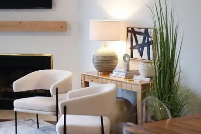 Image de Modern Lake Front Condo | Renovated Professionally | Amenities