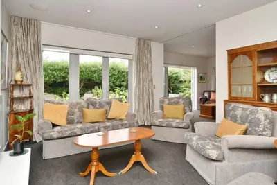 Leinster Villa - Leinster Villa: Spacious two bedroom apartment