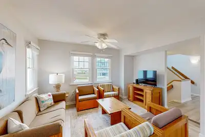 Dog-friendly townhouse with pool access, central Ac, washer/dryer & ocean view
