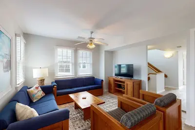 Beachy townhouse with pool acces, washer/dryer, fast WiFi, Ac & ocean views