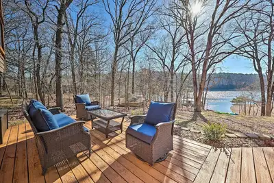 Image de Cozy Beaver Lake Cabin w\/ Waterfront View & Kayaks