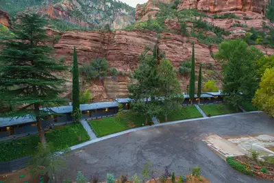 Image de Modern cabins for 45 with views of the red rocks next to Slide Rock State park
