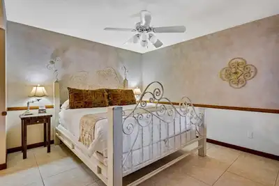 Image de Adobe Village Inn Estate