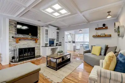 Image de Lakefront Getaway on Lake Lanier w/ Boat Dock