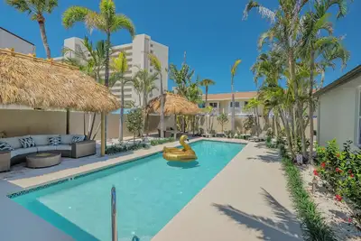 Image de 3 bedroom, 4 bath, pool home, gulf side, approx. 200 steps to Crescent beach!