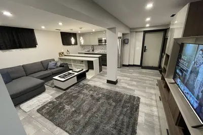 Luxury & 2b Cozy Apartment W/ Parking
