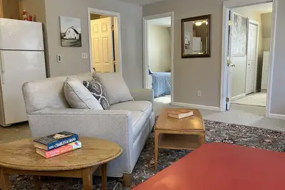 Image de Tidy 2-Bed w\/ Parking! 🚗Wine! 🍷Unh👩🏻‍🎓