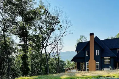 Image de Pet friendly Mountaintop – 4-5 bdrms sleeps 12 -18