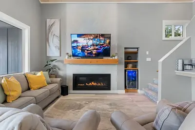 Image de Lake Views! Large Family/Pets! Private Hot Tub, Fire Table, \nBOAT & Golf Cart!