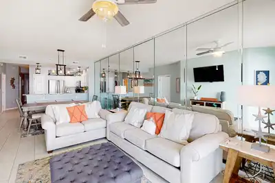 Image de Beachfront condo with gulf views, pool, & balcony - near dining/attractions
