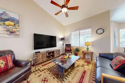 Image de Sunny townhome with a lovely patio & W/D - pool, game room, and gym access