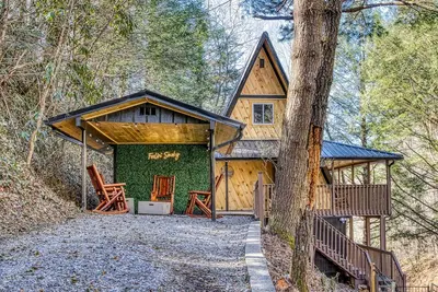 Image de Charming A-Frame / Fenced Yard & Wraparound Deck