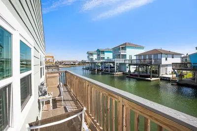 Image de Relaxing waterfront home with grill & furnished outdoor areas