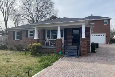 Image de Completely remodeled home near Fort Jackson and Usc