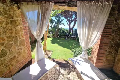 Image de Maison méditerranéenne avec Vue Sur La Mer, jardin et terrasse.