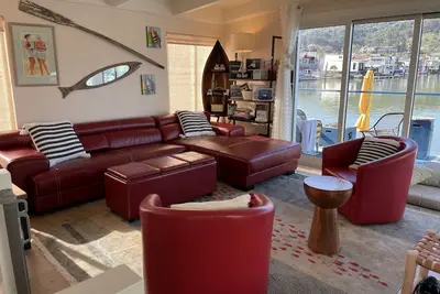 Image de Elegant & Fun! Top Rated Floating Home, 3 Br, 3 Ba & kayaks. Book now for 2026
