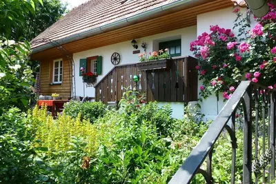 Image de Vacation home with wood-burning stove and infrared cabin nestled in a large natural garden