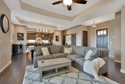 Image de *luxury living in this spacious and stylish home, Min From Downtown!