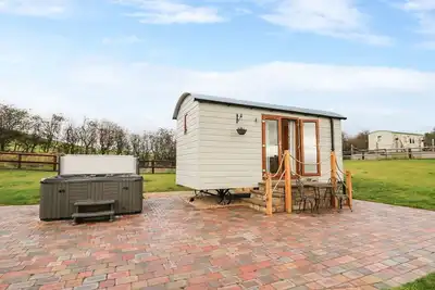 Image de Highland View - a shepherds hut that sleeps 2 guests in 1 bedroom