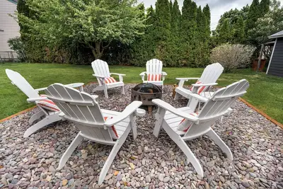 Image de Mid-Way on 3rd, Sleeps 10, Sauna and Firepit