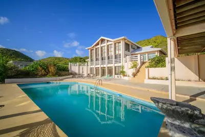 Image de Sapala 1 - Oceanfront Main House with Shared Pool